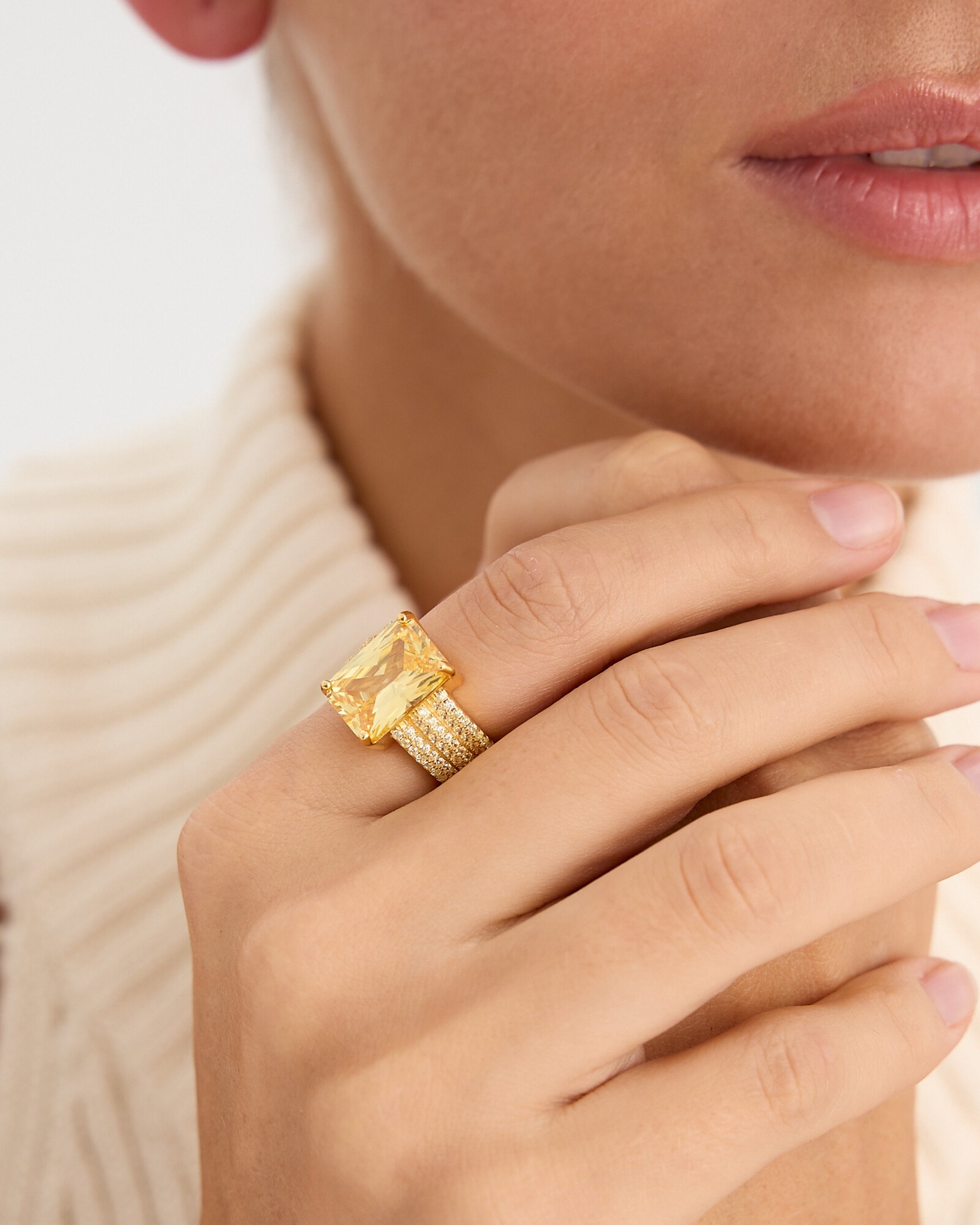 El anillo Deco, inspirado en las formas geométricas del Art Decó, es una joya que destila lujo y sofisticación. Fabricado en plata de ley 925 con un baño de oro amarillo de 18 quilates, su piedra principal de 10x14 mm en talla princesa y los detalles de circonitas en tono champagne a lo largo del brazo le otorgan un brillo y elegancia únicos. Perfecto para quienes buscan una pieza con carácter que combine modernidad y estilo clásico