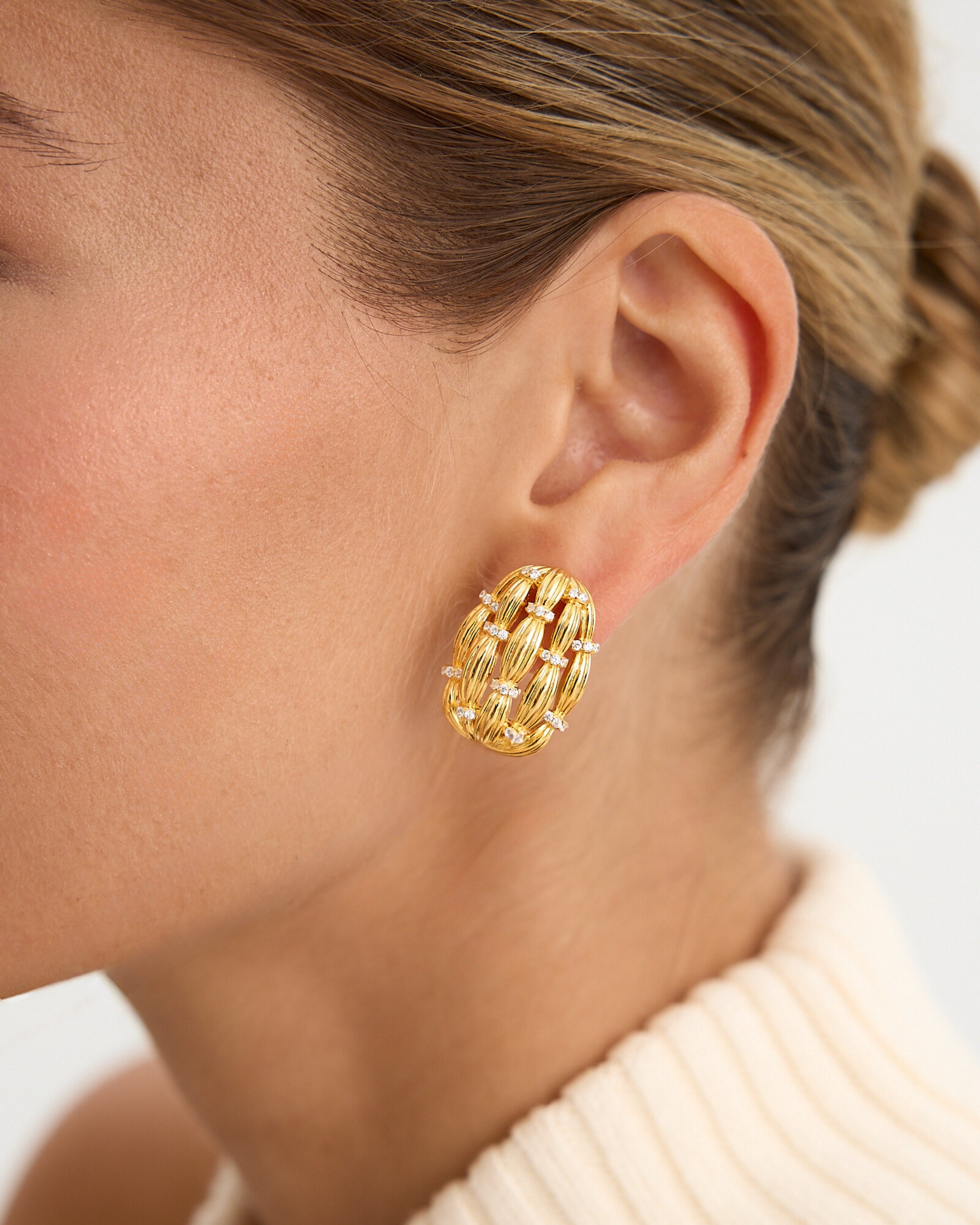 Los pendientes Gatsby son una perfecta representación del lujo clásico y la elegancia atemporal. Fabricados en plata de ley 925 y bañados en oro amarillo de 18 quilates, están decorados con delicadas circonitas blancas en talla brillante. Con una longitud de 26 mm y cierre de tuerca, estos pendientes son ideales para cualquier ocasión en la que desees irradiar estilo y sofisticación.