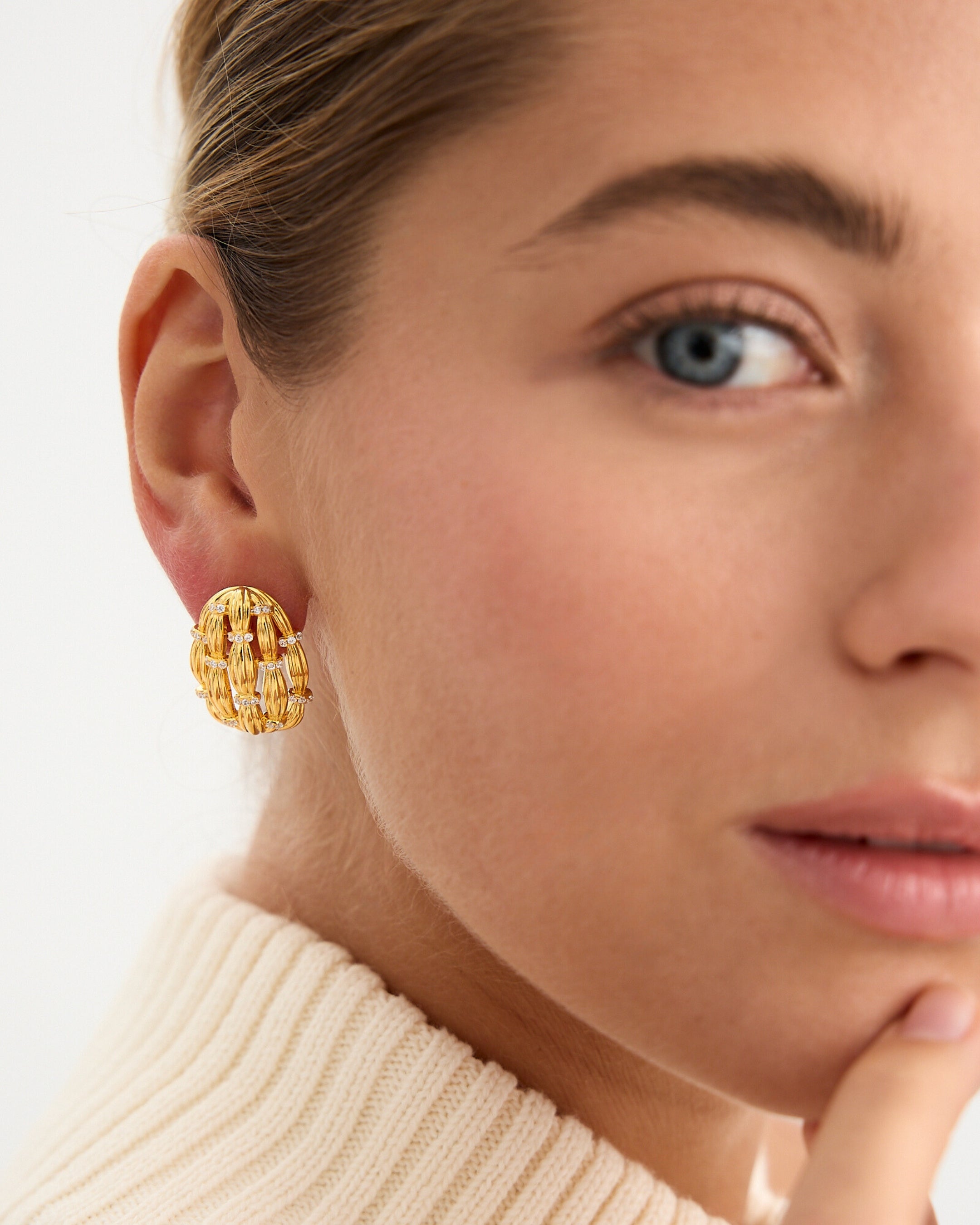 Los pendientes Gatsby son una perfecta representación del lujo clásico y la elegancia atemporal. Fabricados en plata de ley 925 y bañados en oro amarillo de 18 quilates, están decorados con delicadas circonitas blancas en talla brillante. Con una longitud de 26 mm y cierre de tuerca, estos pendientes son ideales para cualquier ocasión en la que desees irradiar estilo y sofisticación.