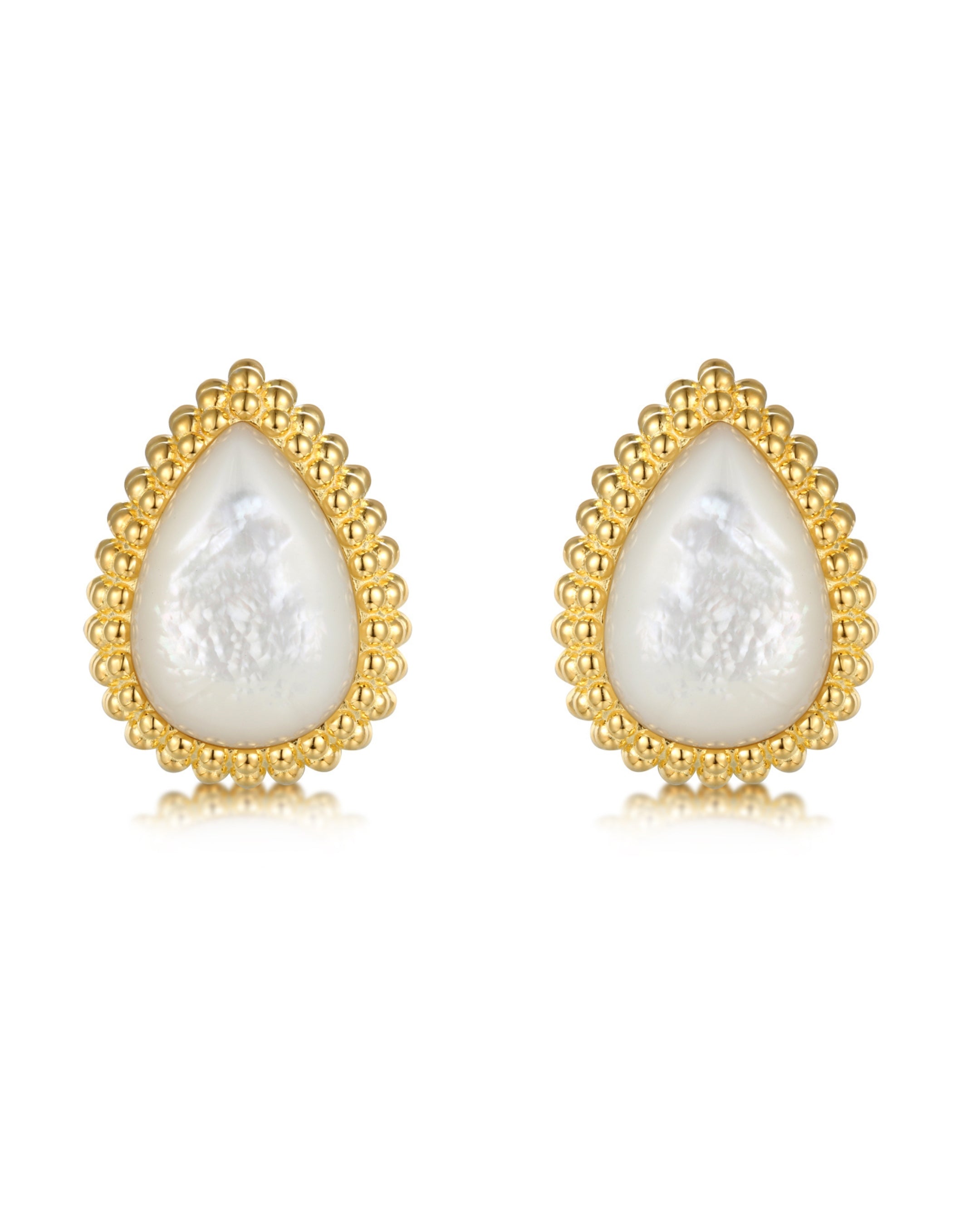 Pendientes Pearl en plata 925 con baño de oro amarillo de 18kts y piedra principal de nácar en talla gota, inspirados en los collares de perlas de los años 20.