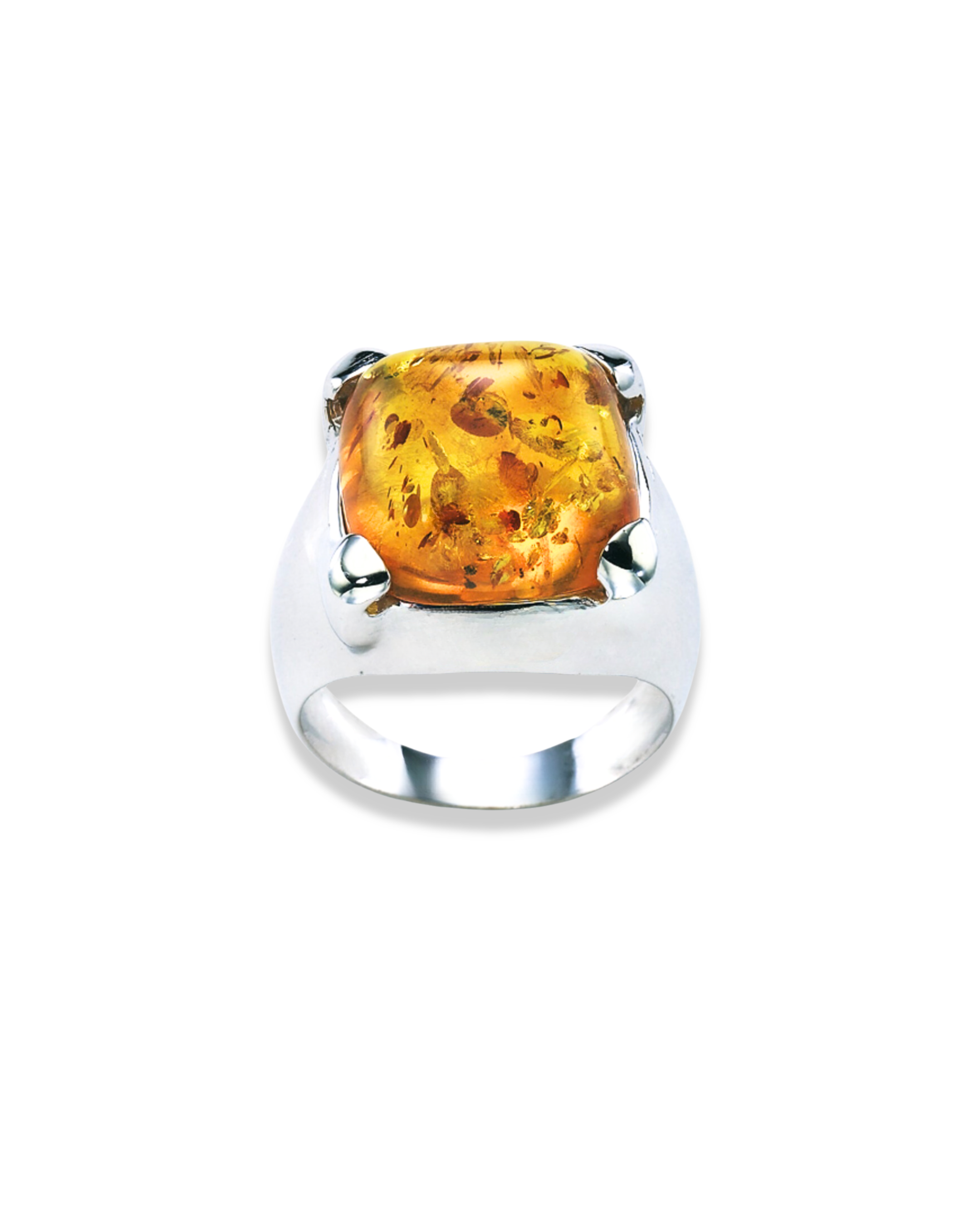 En la imagen se muestra el Anillo Solara, elegante y sofisticado, forjado en plata de ley 925 con acabados opcionales en oro amarillo o blanco. Su piedra central es un ámbar natural del mar Báltico, tallado en cabochón oval, destacando por su color dorado y brillo único. Perfecto para ocasiones especiales.